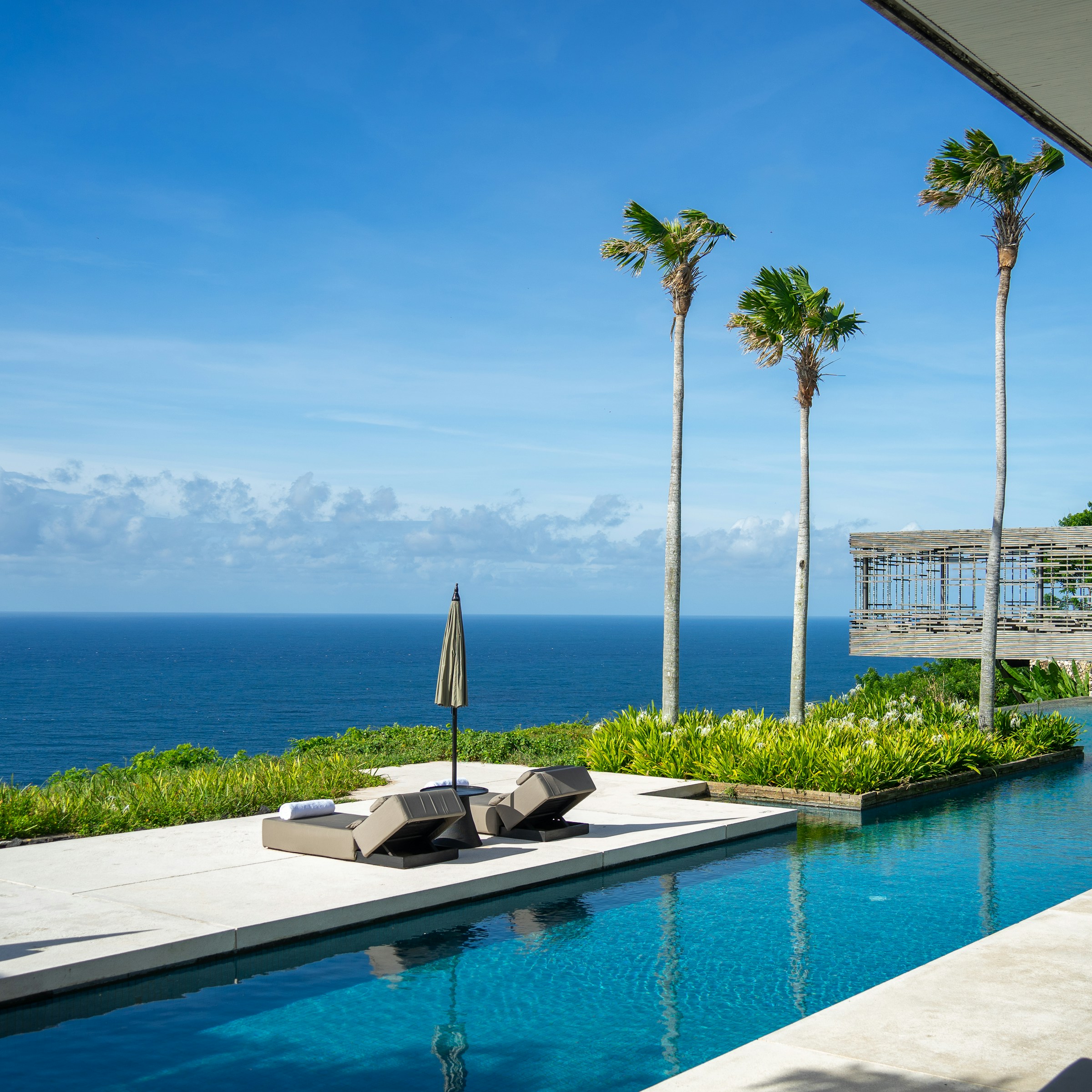 Pool overlooking the coast in Uluwatu, Bali